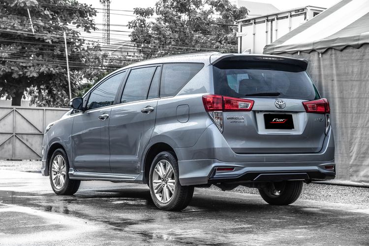 Tips Melepas Ban Serep Mobil Toyota Innova Reborn dengan Benar