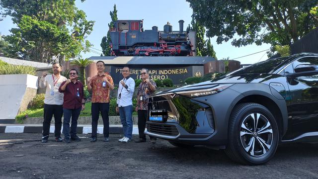 Peduli Lingkungan, PT KAI Sewa 9 Unit Mobil Listrik Toyota bZ4X